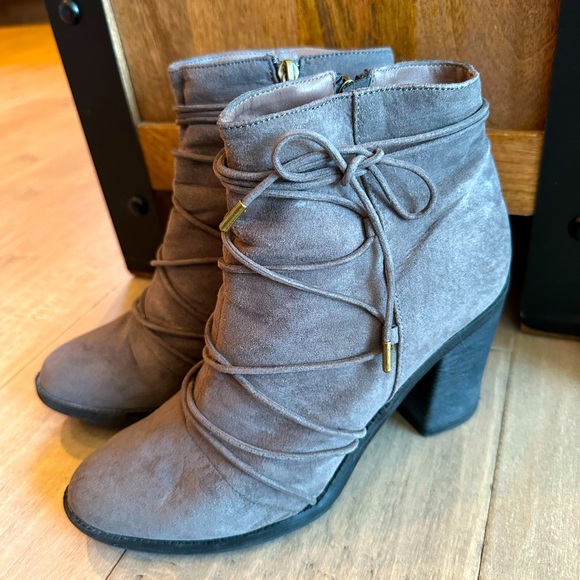 Adorable suede ankle boot with strappy detailing size 10 EUC - Picture 6 of 7